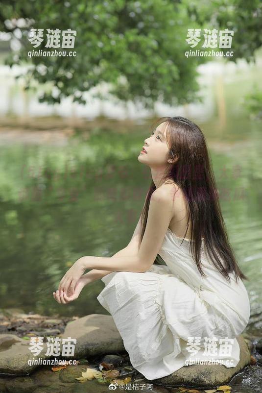 51cg发布：在这瓜田里，大家都是“专业”的吃瓜群众，争相表演吃瓜大赛！