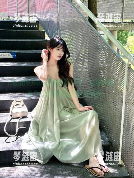 ios的在线吃瓜网，边刷边聊，还有个小伙伴在后台默默看戏。