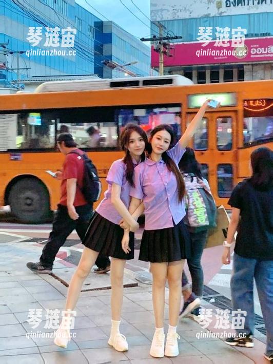 吃瓜网入口：别在车上吃瓜，免得一口咬到“必看大瓜”掉进车里！