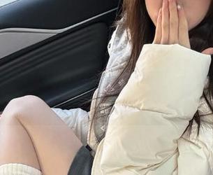 看黑料社的视频，评判这正能量图片是否过于“有意思”。