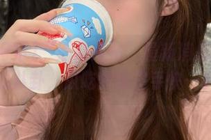 “黑料网站”最新消息：舌尖上的八卦，瓜吃到嘴里手快一抖。