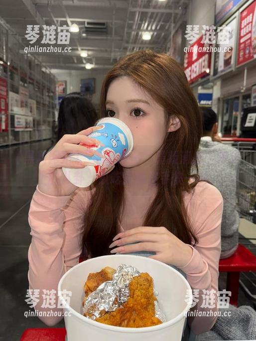 “黑料网站”最新消息：舌尖上的八卦，瓜吃到嘴里手快一抖。